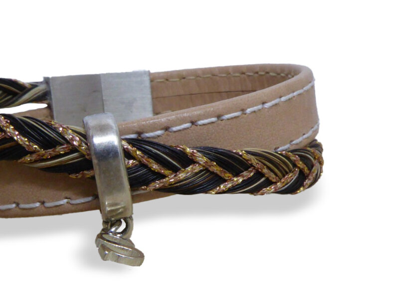 Bracelet personnalisé en crin femme avec cuir, fil, poussoir et breloque lettre. A créer avec les crins de votre cheval