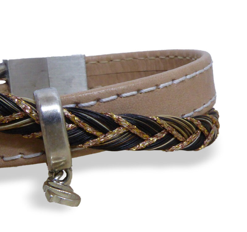 Bracelet personnalisé en crin femme avec cuir, fil, poussoir et breloque lettre. A créer avec les crins de votre cheval