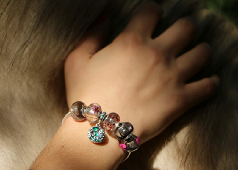 Perle-pendentif Tabby Gris en résine. Se porte avec charme sur votre bracelet ou à votre chaîne.