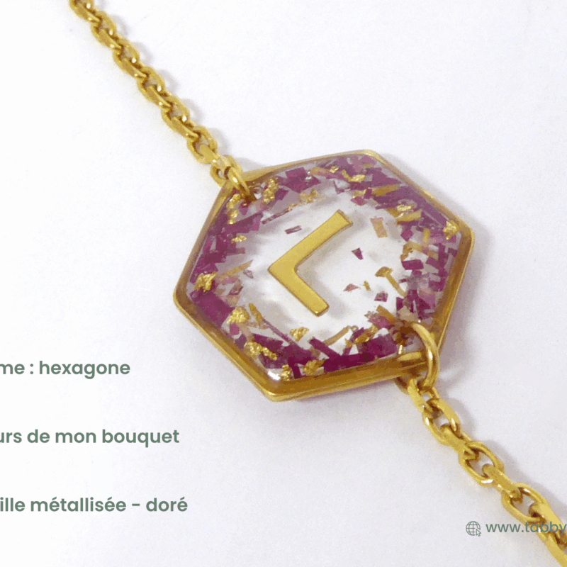Bijoux mèche de bébé et fleurs de bouquet de marié. Glissez dans ce bijou une première mèche de cheveux de votre enfant et ornez là comme ici de fleurs de couleurs et d'une initiale dorée