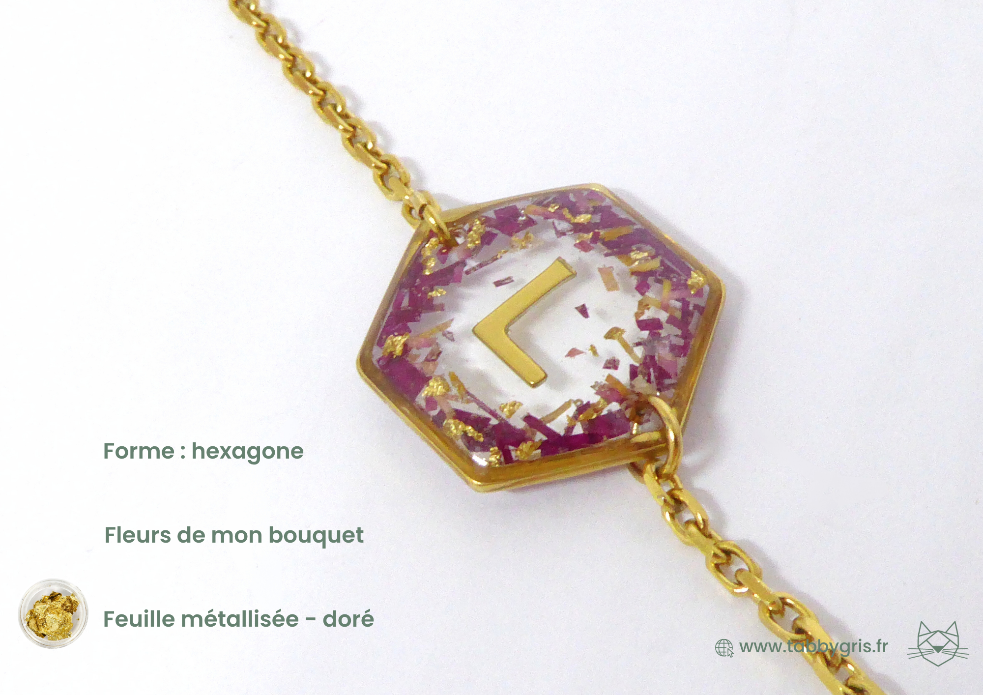 Bijoux mèche de bébé et fleurs de bouquet de marié. Glissez dans ce bijou une première mèche de cheveux de votre enfant et ornez là comme ici de fleurs de couleurs et d'une initiale dorée