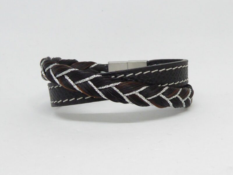 Bracelet en crin femme personnalisé avec un cuir grainé de qualité. Avec les crins de votre cheval