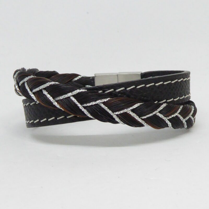 Bracelet en crin femme personnalisé avec un cuir grainé de qualité. Avec les crins de votre cheval