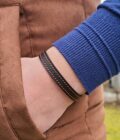 Bracelet en cuir surpiqué français, réalisé sur mesure par une maroquinière normande à partir d'un cuir de veau graîné ascott provenant d'une tannerie alsacienne. Chez Tabby Gris, nous pronons l'artisanat français. Ce bracelet symbolise le travail de 3 artisans. Aussi bien pour homme que pour femme, il vous permet de porter avec vous un véritable accessoire de mode.