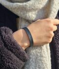 bracelet en cuir surpiqué pour homme et femme. Choisissez la couleur du cuir et la couleur de la couture. Nous confions la mise en ruban à notre maroquinier français et finalisons la coupe et le sertissage du bracelet en cuir pour l'ajuster à votre tour de poignet