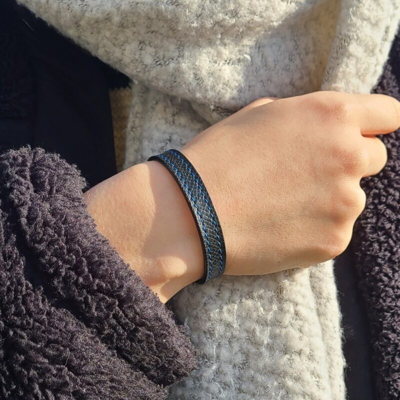 bracelet en cuir surpiqué pour homme et femme. Choisissez la couleur du cuir et la couleur de la couture. Nous confions la mise en ruban à notre maroquinier français et finalisons la coupe et le sertissage du bracelet en cuir pour l'ajuster à votre tour de poignet