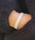Personnalisez votre bracelet cuir plat. Jouez sur les différentes qualité de cuirs et choisissez-en la couleur et la couture assortie pour s'assortir parfaitement à votre personnalité. Chez Tabby Gris, nous vous accompagnons dans la réalisation de chaque bijou pour en garantir la qualité et l'ajustement à votre poignet.