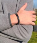 Bracelet en cuir sur mesure pour homme et femme. Choisissez la couleur du cuir et donnez-nous la longueur à réaliser au demi centimètre près, on s'occupe du reste. Chez Tabby Gris, nous créons des bijoux et bracelets uniques. Fier de notre artisanat français et de notre savoir-faire, nous avons développé plusieurs partenariats avec des fournisseurs et maroquiniers français.