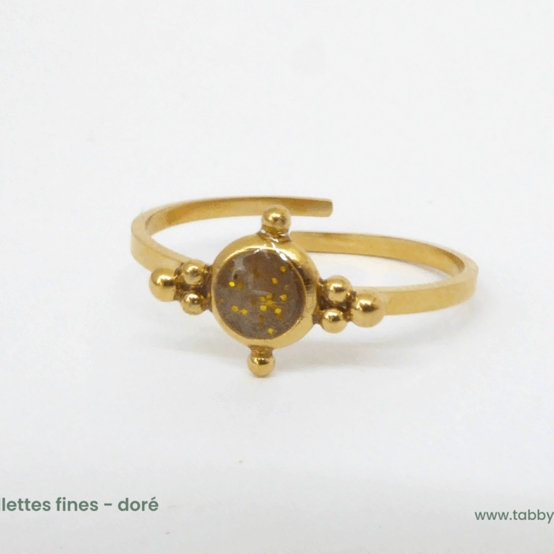 Bijoux mèches de cheveux. Artisan français, nous créons sur mesure des bijoux permettant d'inclure de façon discrète et élégantes des éléments de ce que vous aimez : cheveux de bébé, de proches, crins de chevaux, poils d'animaux, fleurs de bouquet de marié.