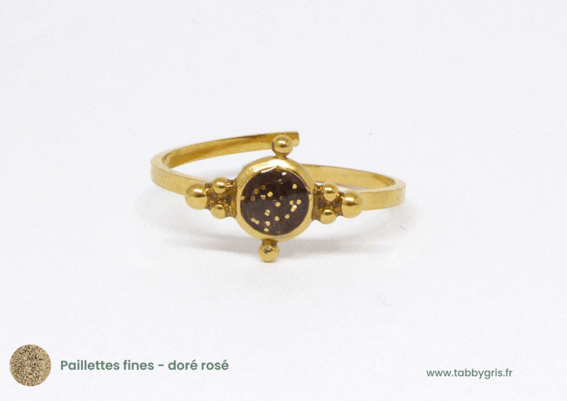 Bijoux mèches de cheveux personnalisés. Depuis notre atelier à Amiens, nous créons des bijoux qui ont du sens pour vous : dans nos résines fines et élégantes, vous portez discrètement un peu de ce que vous aimez, comme un symbole secret que vous seul connaissez.