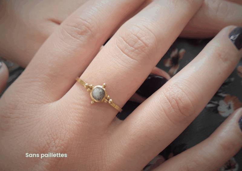 Commandez votre bijoux incluant une mèche de cheveux de votre enfant. Grâce à notre bague ultra fine et légère en acier inoxydable plaquée 18 carats, vous aurez toujours un peu de ce que vous aimez auprès de vous.