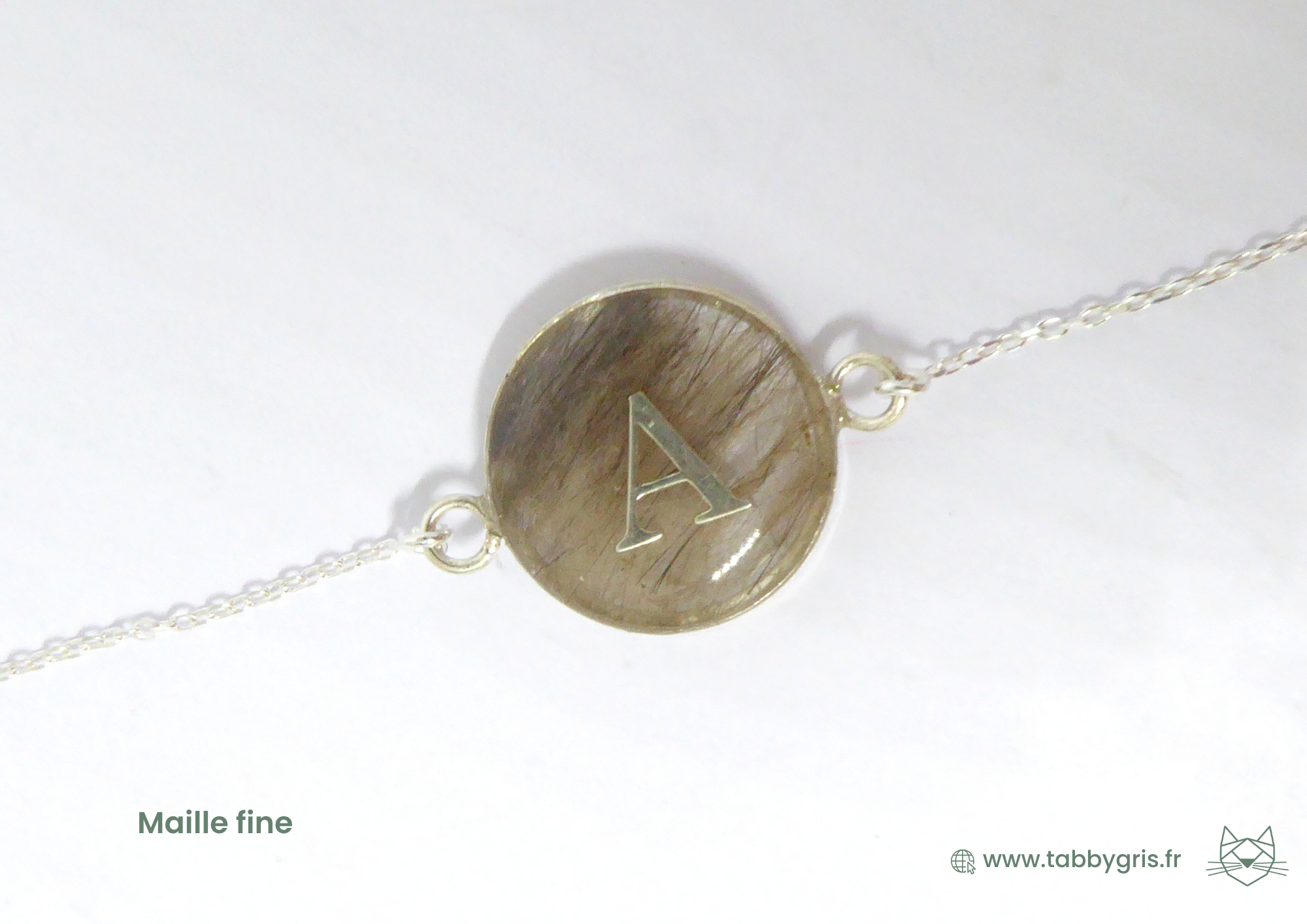 Bijou souvenir mèche de cheveux avec une initiale A pour créer un bijou unique et personnalisé contenant un peu de ce que vous aimez.