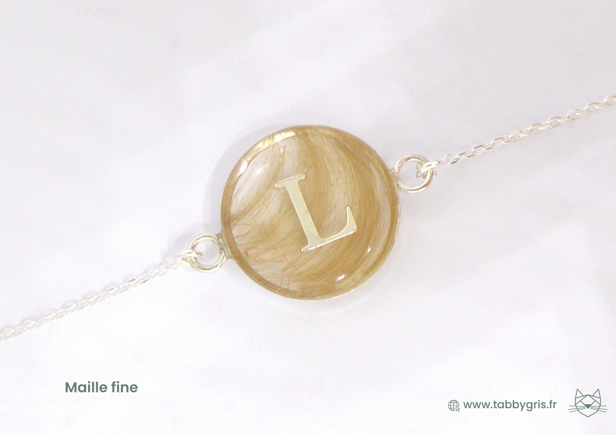 Bijou souvenir mèche de cheveux d'un bébé. Confiez-nous la première mèche de cheveux de votre enfant, récupérée chez le coiffeur et nous en ferons un bijou symbolique et éternel, facile à porter au quotidien et dans les grandes occasions.