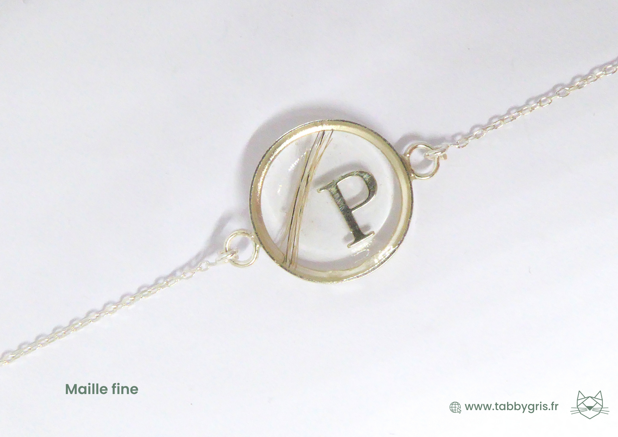 Bijou souvenir mèche de cheveux et poils d'animaux. Ajoutez l'initiale de votre choix dans notre résine de dernière génération qui résiste aux usures du temps.