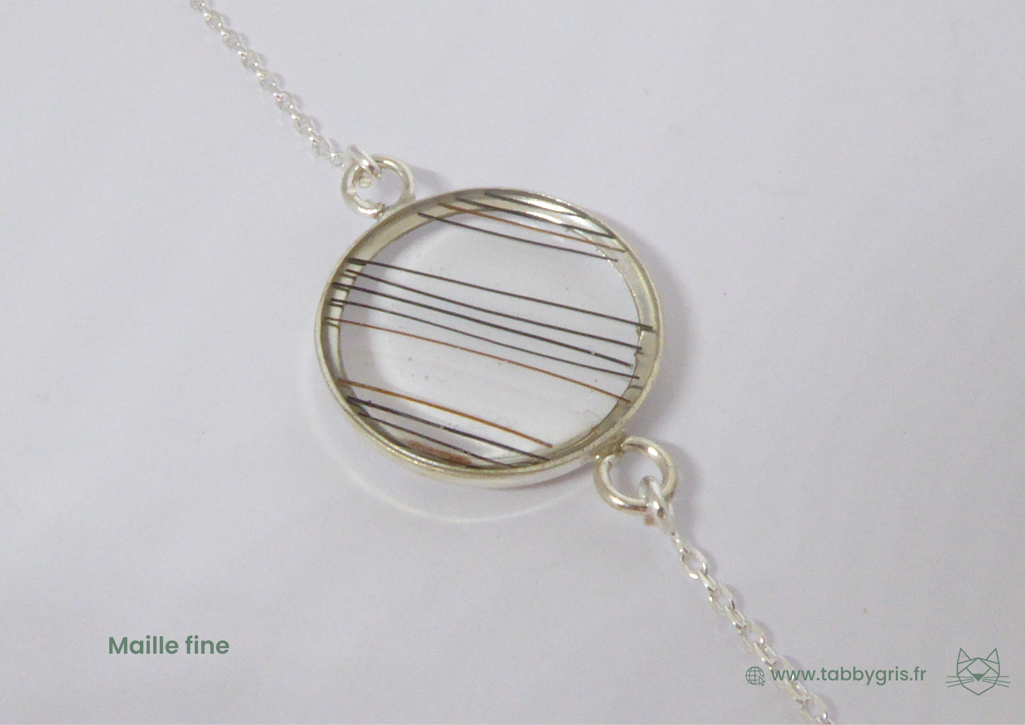 Bijou souvenir mèche de cheveux et bijou en crin de cheval. Nous avons placé dans ce bracelet en résine quelques crins d'un cheval, de façon symétrique et précise pour un bijou sur mesure