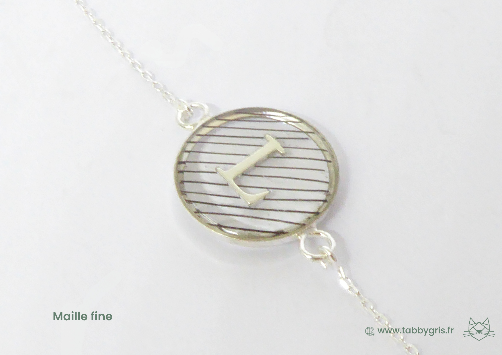 Bijou en crins avec initiale. Nous plaçons délicatement les crins de votre cheval dans un bracelet résine et ajoutons une initiale au milieu pour réaliser un bijou soigné et élégant à porter au quotidien.