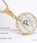 Pendentif poil animal à personnaliser. Confiez-nous quelques poils de votre animal pour les inclure dans un pendentif personnalisé et unique. Nous avons ici placé quelques poils d'un chien et mis une initiale P, première lettre de son prénom, au centre du pendentif. Tout autout nous avons mis de la feuille métallisée dorée pour accentuer l'esthétique du pendentif avec quelques poils d'animaux. Enfin, une bélière feuille dorée donne une touche finale à ce bijou en résine.
