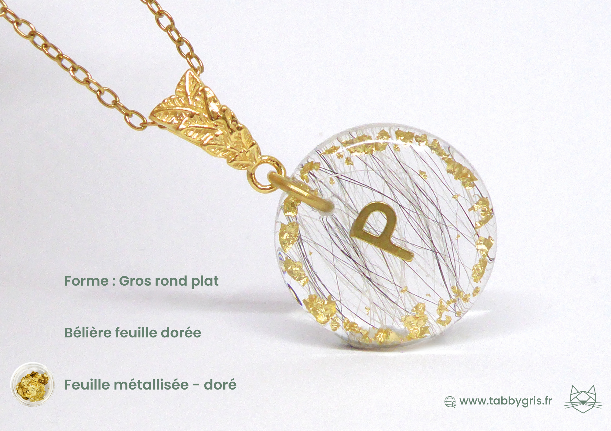 Pendentif poil animal à personnaliser. Confiez-nous quelques poils de votre animal pour les inclure dans un pendentif personnalisé et unique. Nous avons ici placé quelques poils d'un chien et mis une initiale P, première lettre de son prénom, au centre du pendentif. Tout autout nous avons mis de la feuille métallisée dorée pour accentuer l'esthétique du pendentif avec quelques poils d'animaux. Enfin, une bélière feuille dorée donne une touche finale à ce bijou en résine.