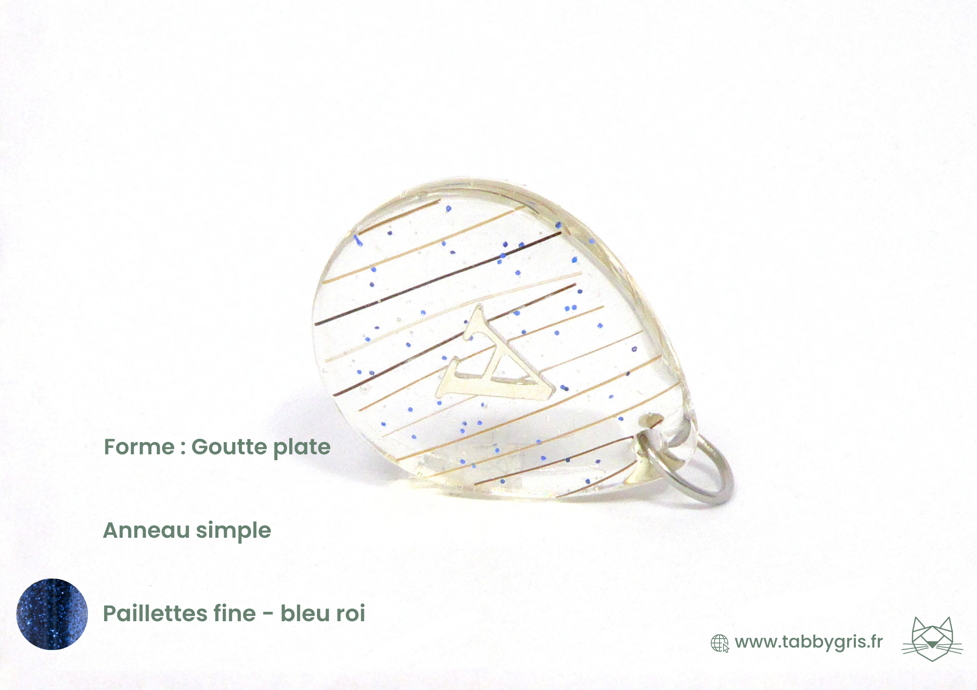 Pendentif poil animal contenant dans une résine de dernière génération hypo allergénique les crins d'un cheval, une initiale A argentée et un anneau simple en acier inoxydable.