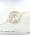 Bracelet souvenir poils animaux incluant avec finesse et sobriété quelques éclats de fleurs de dentelle blanc. Choisissez ce que vous glissez à l'intérieur de ce bracelet résine de qualité parmi les éléments de ce que vous aimez. Ajoutez des fleurs de la couleurs de votre choix et une initiale.