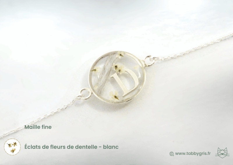 Bracelet souvenir poils animaux incluant avec finesse et sobriété quelques éclats de fleurs de dentelle blanc. Choisissez ce que vous glissez à l'intérieur de ce bracelet résine de qualité parmi les éléments de ce que vous aimez. Ajoutez des fleurs de la couleurs de votre choix et une initiale.