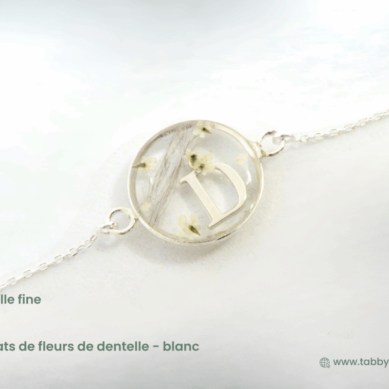 Bracelet souvenir poils animaux incluant avec finesse et sobriété quelques éclats de fleurs de dentelle blanc. Choisissez ce que vous glissez à l'intérieur de ce bracelet résine de qualité parmi les éléments de ce que vous aimez. Ajoutez des fleurs de la couleurs de votre choix et une initiale.