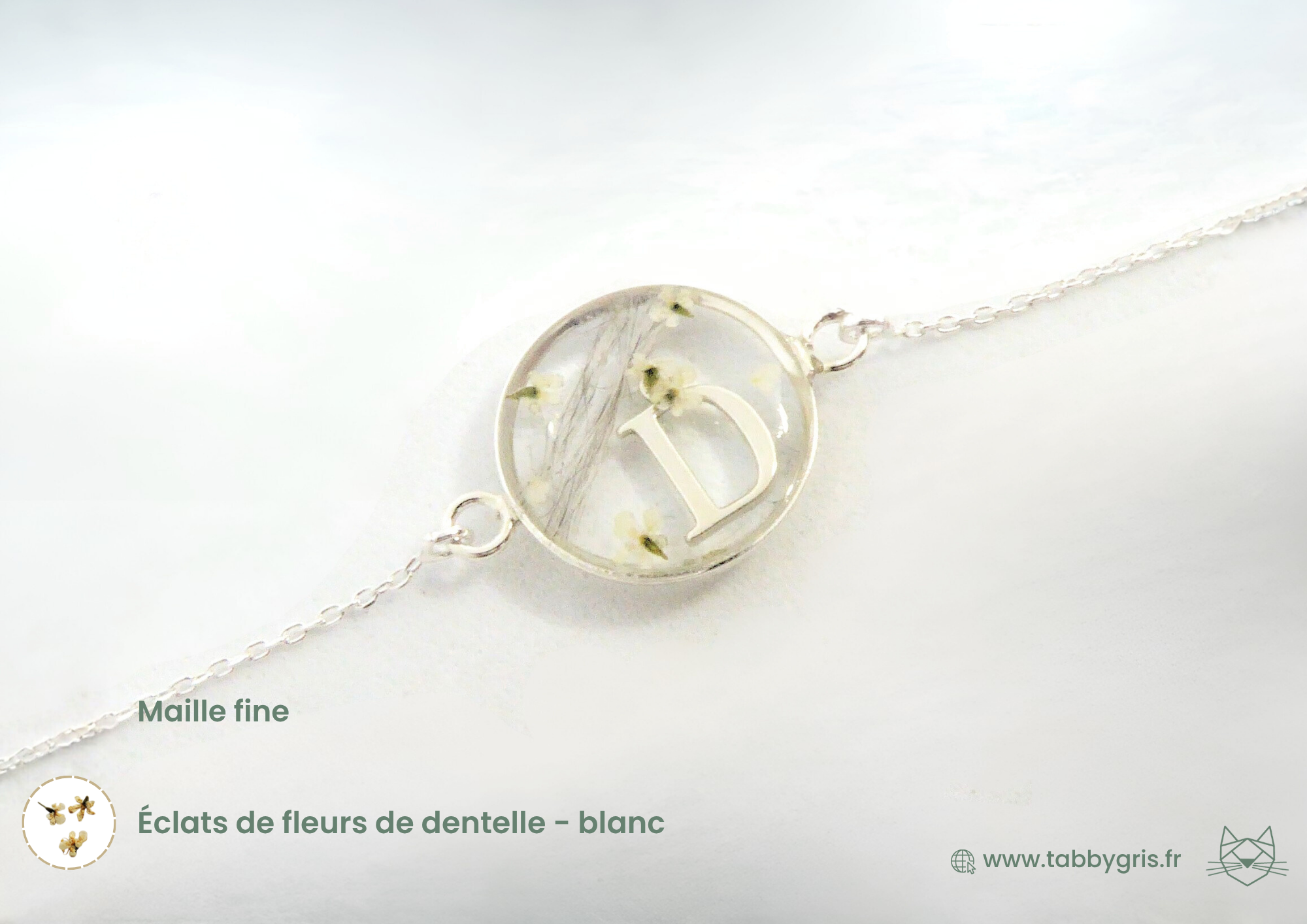 Bracelet souvenir poils animaux incluant avec finesse et sobriété quelques éclats de fleurs de dentelle blanc. Choisissez ce que vous glissez à l'intérieur de ce bracelet résine de qualité parmi les éléments de ce que vous aimez. Ajoutez des fleurs de la couleurs de votre choix et une initiale.