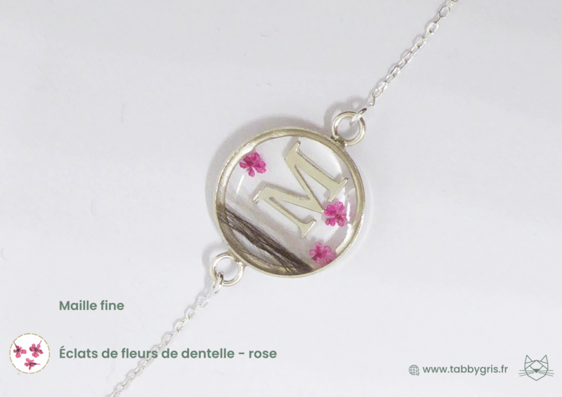 Bracelet souvenir poils animaux contenant quelques poils ou crins de votre animal, des fleurs de couleurs et une breloque pour un bijou unique et sur mesure.