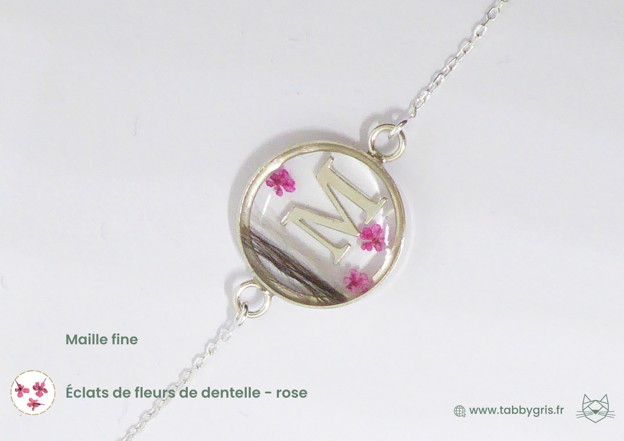 Bracelet souvenir poils animaux contenant quelques poils ou crins de votre animal, des fleurs de couleurs et une breloque pour un bijou unique et sur mesure.