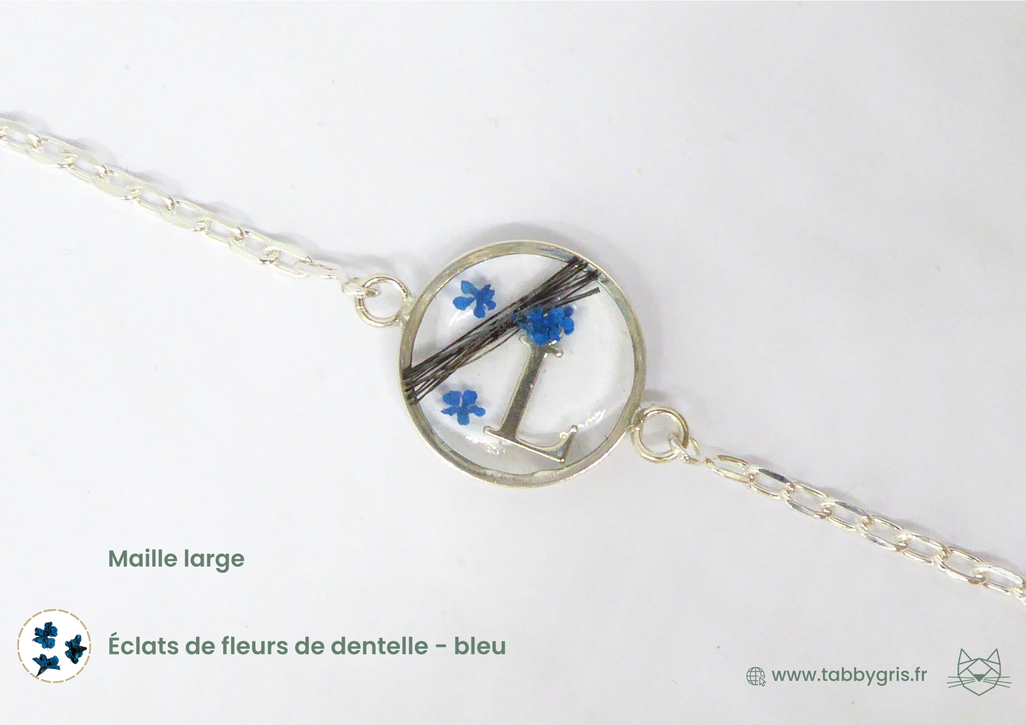 Bracelet souvenir poils animaux avec 3 éclats de fleurs de dentelle bleu et une initiale L. Chez Tabby Gris, vous choisissez votre type de produit, sa forme, ses couleurs et ce que vous incluez à l'intérieur. Portez un peu de ce que vous aimez grâce à nos bracelets réalisés à la main.