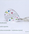 Pendentif poils animaux crée par un artisan français. Choisissez la forme de votre bijou en poils d'animaux, ce que vous incluez à l'intérieur et combinez formes et couleurs. Nous avons crée ce modèle avec quelques crins de cheval en y associant des éclats de fleurs de dentelle multicolore. Le bijou est en forme de goutte plate et surmonté d'une bélière feuille argentée.