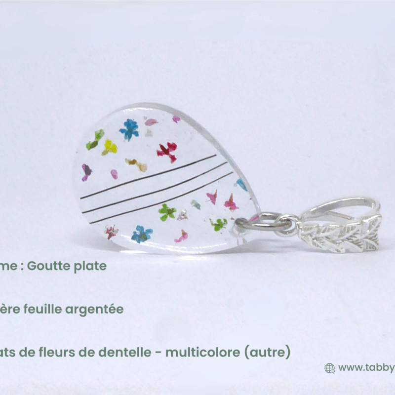 Pendentif poils animaux crée par un artisan français. Choisissez la forme de votre bijou en poils d'animaux, ce que vous incluez à l'intérieur et combinez formes et couleurs. Nous avons crée ce modèle avec quelques crins de cheval en y associant des éclats de fleurs de dentelle multicolore. Le bijou est en forme de goutte plate et surmonté d'une bélière feuille argentée.