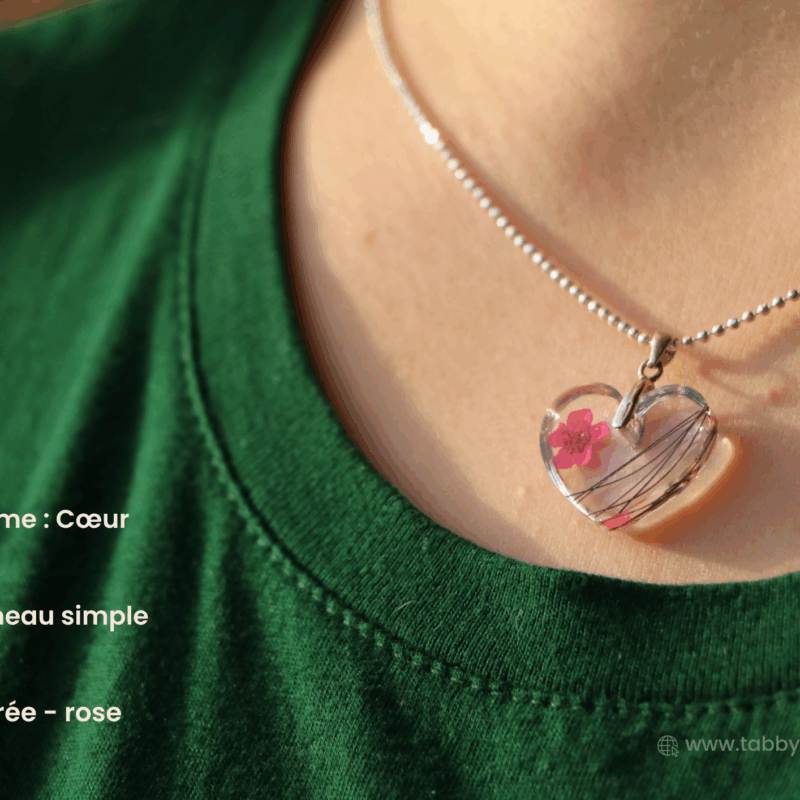 Pendentif poils animaux pour un bijou en résine unique et symbolique. Chez Tabby Gris, nous créons des bijoux incluant quelques crins de votre cheval, poils de votre chien, chat, lapin, hamster et autre animal que vous aimez. Vous choisissez le type de bijou, sa forme, les agréments associés et leurs couleurs. Portez avec vous un peu de ce que vous aimez.