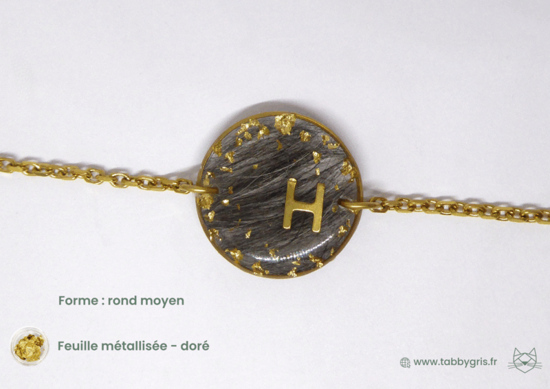 Bijoux mèche de bébé avec la première mèche coupée chez le coiffeur. Confiez-nous la première mèche de cheveux coupé de votre bébé pour en faire un bijou unique.