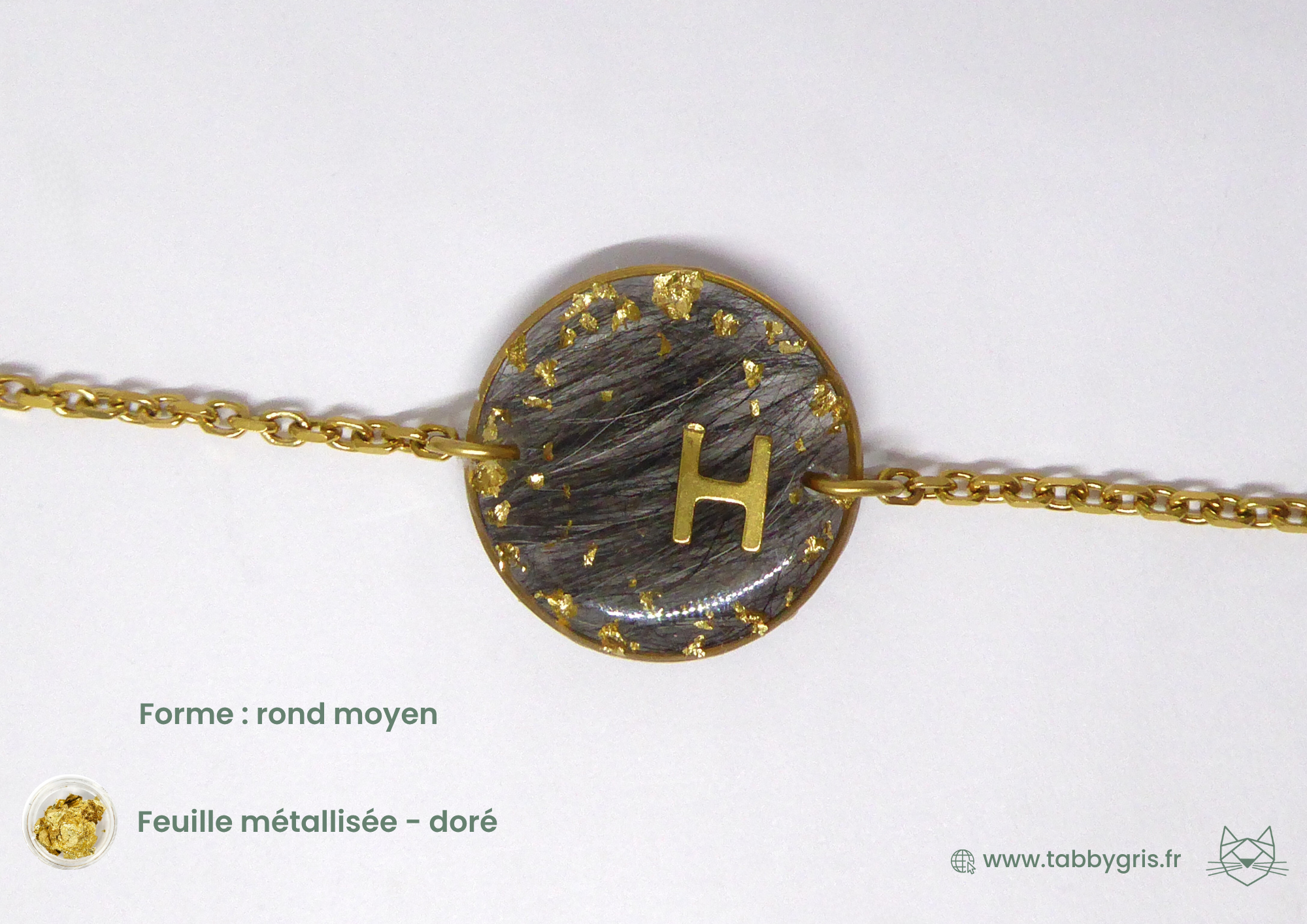 Bijoux mèche de bébé avec la première mèche coupée chez le coiffeur. Confiez-nous la première mèche de cheveux coupé de votre bébé pour en faire un bijou unique.