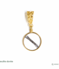 Bijou en or mèche cheveux incluant les cheveux de votre enfant, de votre proche, ou encore les poils ou crins de vos animaux. Glissez un peu de ce que vous aimez dans ce pendentif à contour 18 carats.
