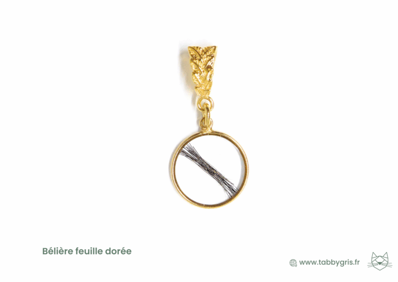 Bijou en or mèche cheveux incluant les cheveux de votre enfant, de votre proche, ou encore les poils ou crins de vos animaux. Glissez un peu de ce que vous aimez dans ce pendentif à contour 18 carats.