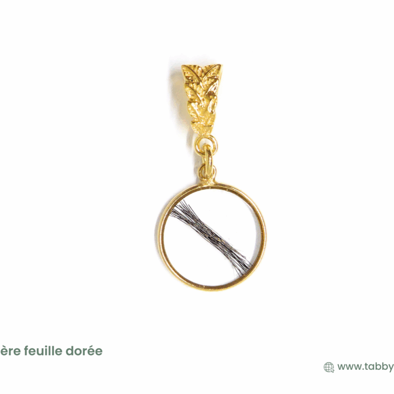 Bijou en or mèche cheveux incluant les cheveux de votre enfant, de votre proche, ou encore les poils ou crins de vos animaux. Glissez un peu de ce que vous aimez dans ce pendentif à contour 18 carats.