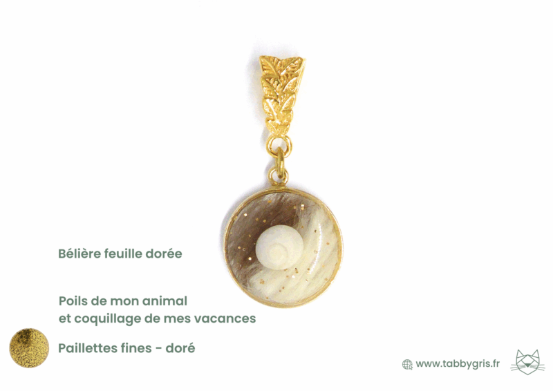 Bijou en or mèche cheveux et ajout d'un coquillage de vacances pour personnaliser encore davantage votre bijou souvenir. Confiez-nous ce qui fait sens pour vous et nous en créons un bijou à la signification très forte.