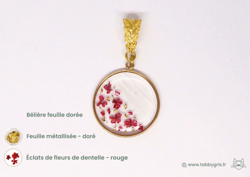 Bijoux en poil d'animal. Quelques crins sont déposés en finesse sur la partie supérieure du pendentif. Sous la diagonale nous plaçons soigneusement un mélange équilibré de feuille métallisée dorée et d'éclats de fleurs de dentelle rouge