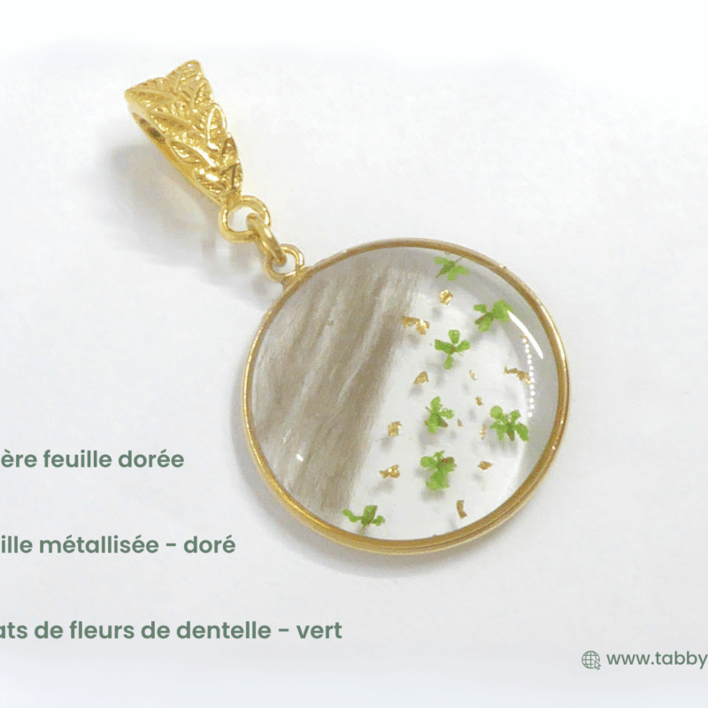 Bijoux en poil d'animal avec des couleurs naturelles et brillantes grâce à notre feuille métallisée dorée et nos éclats de fleurs de dentelle verts