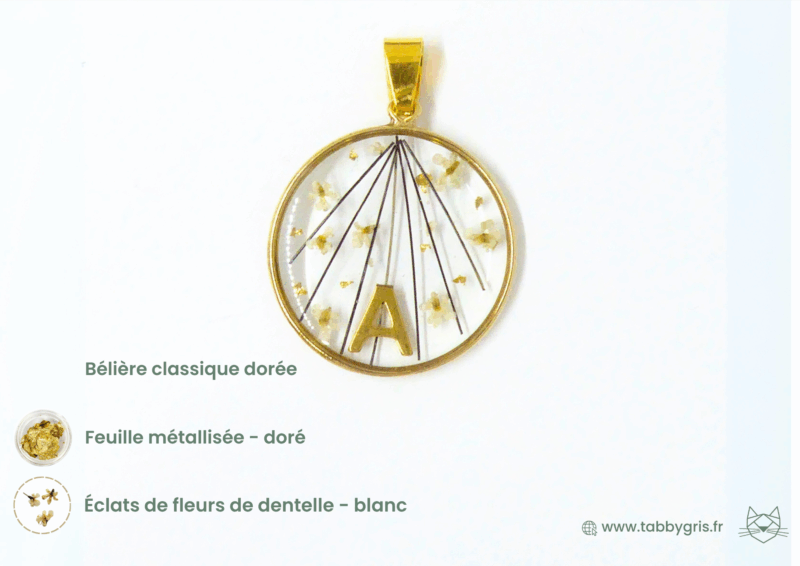 Bijoux en poil d'animal avec crins d'un cheval noir, quelques éléments de feuille métallisée doré, de fleurs de dentelle blanc et d'une breloque A dorée.