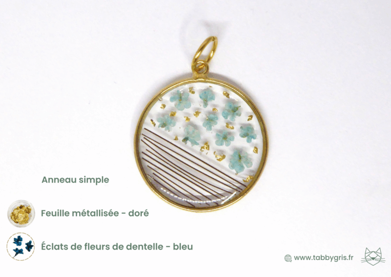 Bijoux en poil d'animal de votre chien, chat, lapin, cheval, hamster et autre compagnon que vous aimez. Ajoutez dans ce pendentif de la feuille métallisée dorée et des éclats de fleurs de dentelle bleu.