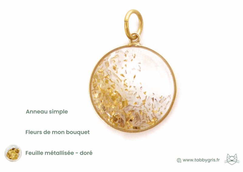 Bijoux avec des fleurs de votre bouquet de marié et un peu de feuille métallisée dorée. Immortalisez la journée de votre union à travers ce pendentif discret et élégant.
