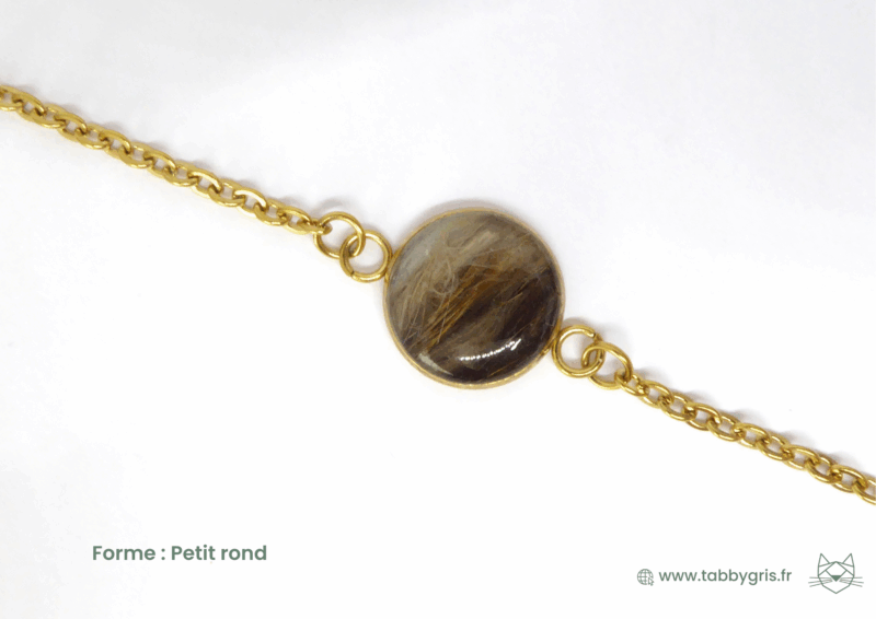 Bijou en poils de lapin unique et sur mesure. Laissez-vous guider par notre savoir-faire. Artisans français, nous glissons un peu de votre lapin ou de vos animaux dans ce bracelet chaîne doré avec une résine de dernière génération. Ajoutez les fleurs et paillettes de la couleur de votre choix.