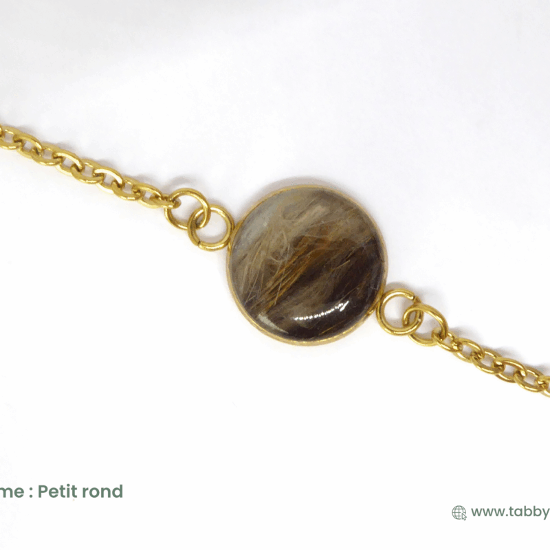 Bijou en poils de lapin unique et sur mesure. Laissez-vous guider par notre savoir-faire. Artisans français, nous glissons un peu de votre lapin ou de vos animaux dans ce bracelet chaîne doré avec une résine de dernière génération. Ajoutez les fleurs et paillettes de la couleur de votre choix.