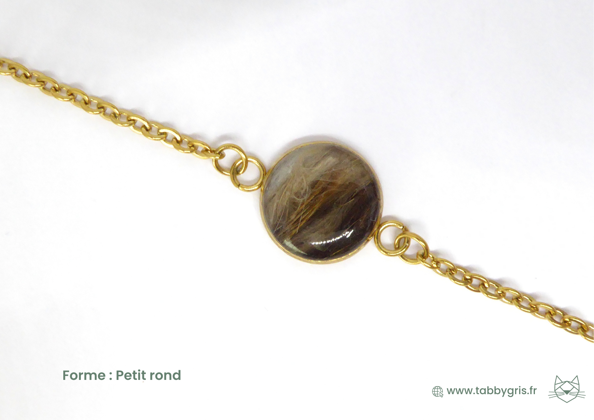 Bijou en poils de lapin unique et sur mesure. Laissez-vous guider par notre savoir-faire. Artisans français, nous glissons un peu de votre lapin ou de vos animaux dans ce bracelet chaîne doré avec une résine de dernière génération. Ajoutez les fleurs et paillettes de la couleur de votre choix.