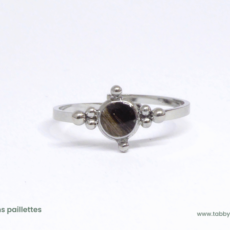 Confiez nous la création de votre bague avec cheveux de votre bébé. Première coupe, bambin ou jeune adolescent, il est toujours temps de porter avec vous un peu de ce que vous aimez. Nos bagues, discrètes et élégantes, enferment le secret de votre amour pour vos proches et ceux qui vous entourent.