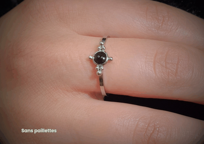 Bague argentée en acier inoxydable crée sur mesure. Laissez nous glisser dans cette bague quelques cheveux de votre bébé. Douceur, finesse et élégance