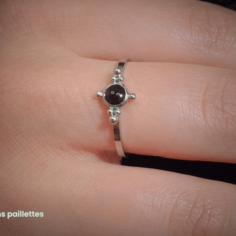 Bague argentée en acier inoxydable crée sur mesure. Laissez nous glisser dans cette bague quelques cheveux de votre bébé. Douceur, finesse et élégance